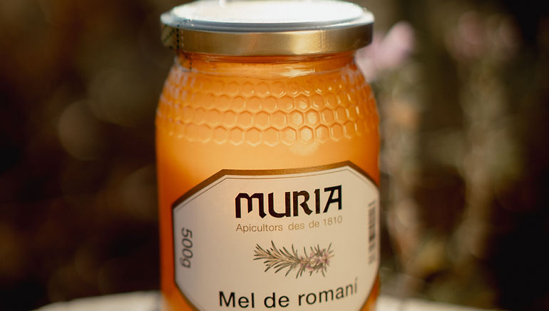 Pots de mel amb etiqueta